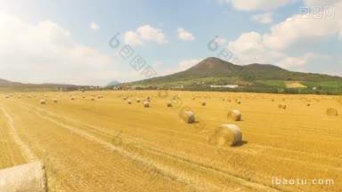 从鸟瞰图中可以看到农村的麦田和一捆捆的干草，还有美丽的<strong>山景</strong>